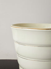 Load image into Gallery viewer, Copri vaso cachepot in ceramica smaltata rigata
