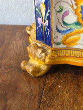Load image into Gallery viewer, Cofanetto in maiolica policrona con decorazione fitta a grottesche e putto in cima
