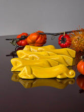 Load image into Gallery viewer, Poggia coltello in ceramica smaltata gialla anni 50
