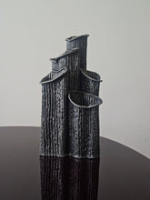Load image into Gallery viewer, Vaso scultoreo in peltro in stile brutalista

