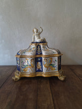 Load image into Gallery viewer, Cofanetto in maiolica policrona con decorazione fitta a grottesche e putto in cima
