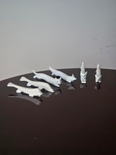 Load image into Gallery viewer, Poggia coltello in porcellana zoomorfi
