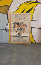 Load image into Gallery viewer, Grande poster d'epoca (prima edizione 1982) con locandina del film Victor Victoria
