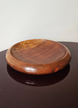 Load image into Gallery viewer, Centrotavola svuotatasche in legno di noce, produzione Mazzoleni anni '70
