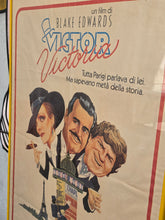 Load image into Gallery viewer, Grande poster d'epoca (prima edizione 1982) con locandina del film Victor Victoria
