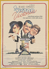 Load image into Gallery viewer, Grande poster d'epoca (prima edizione 1982) con locandina del film Victor Victoria
