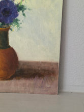 Load image into Gallery viewer, Vaso marrone con fiori viola rossi e rosa (anemoni)
