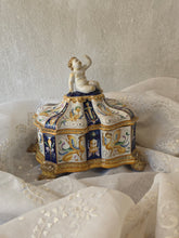 Load image into Gallery viewer, Cofanetto in maiolica policrona con decorazione fitta a grottesche e putto in cima

