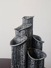 Load image into Gallery viewer, Vaso scultoreo in peltro in stile brutalista
