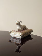 Load image into Gallery viewer, Scatola in porcellana tedesca con cane levriero
