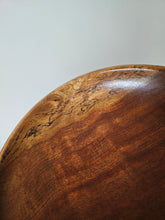 Load image into Gallery viewer, Centrotavola svuotatasche in legno di noce, produzione Mazzoleni anni '70
