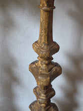Load image into Gallery viewer, Antichi candelieri/torcieri da chiesa in legno tornito
