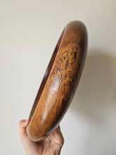 Load image into Gallery viewer, Centrotavola svuotatasche in legno di noce, produzione Mazzoleni anni '70
