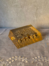 Load image into Gallery viewer, Coppia di sculture in plexiglass con inclusioni metalliche anni '70
