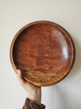 Load image into Gallery viewer, Centrotavola svuotatasche in legno di noce, produzione Mazzoleni anni '70
