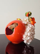 Load image into Gallery viewer, Vaso/oggetto decorativo anni '60/'70
