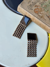 Load image into Gallery viewer, Orecchini in bachelite placcati argento anni '80
