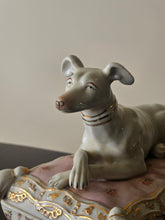 Load image into Gallery viewer, Scatola in porcellana tedesca con cane levriero
