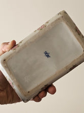Load image into Gallery viewer, Scatola in porcellana tedesca con cane levriero
