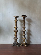 Load image into Gallery viewer, Antichi candelieri/torcieri da chiesa in legno tornito
