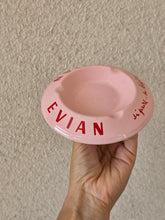 Load image into Gallery viewer, Posacenere vintage in ceramica rosa Evian

