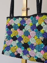 Load image into Gallery viewer, Pochette in seta e perline cucite a mano con chiusura magnetica
