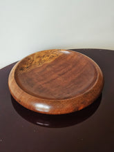Load image into Gallery viewer, Centrotavola svuotatasche in legno di noce, produzione Mazzoleni anni '70
