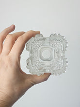 Load image into Gallery viewer, Posacenere in vetro con rostri
