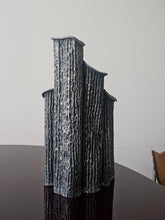Load image into Gallery viewer, Vaso scultoreo in peltro in stile brutalista
