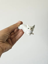 Load image into Gallery viewer, Poggia coltello in porcellana zoomorfi
