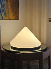 Load image into Gallery viewer, Lampada da tavolo conica in vetro opalino bianco

