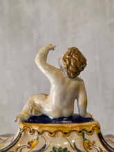 Load image into Gallery viewer, Cofanetto in maiolica policrona con decorazione fitta a grottesche e putto in cima
