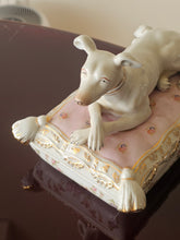 Load image into Gallery viewer, Scatola in porcellana tedesca con cane levriero
