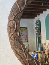 Load image into Gallery viewer, Specchio vintage artigianale in legno intagliato effetto rame
