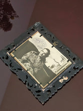 Load image into Gallery viewer, Stampa "Sposa Dart" con cornice d'epoca- Marvellini
