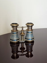 Load image into Gallery viewer, Binocoli da teatro in ottone, bachelite, madreperla, smalti - primi &#39;900
