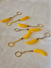 Load image into Gallery viewer, Portachiavi in plastica vintage (banana)
