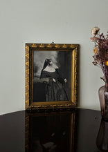 Load image into Gallery viewer, Stampa Suor Tigrotta con cornice d&#39;epoca - Marvellini
