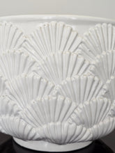 Load image into Gallery viewer, Copri vaso cachepot in ceramica smaltata bianca
