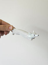 Load image into Gallery viewer, Poggia coltello in porcellana zoomorfi
