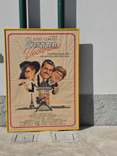 Load image into Gallery viewer, Grande poster d'epoca (prima edizione 1982) con locandina del film Victor Victoria
