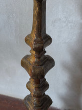 Load image into Gallery viewer, Antichi candelieri/torcieri da chiesa in legno tornito
