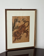 Load image into Gallery viewer, Stampa su seta con cornice "Tiger in the bamboo" Kitawa Utamaro
