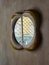 Load image into Gallery viewer, Specchio in ceramica a forma di fiore anni '60
