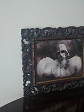 Load image into Gallery viewer, Stampa "Sposa Dart" con cornice d'epoca- Marvellini
