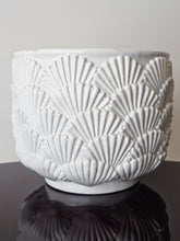 Load image into Gallery viewer, Copri vaso cachepot in ceramica smaltata bianca
