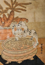 Load image into Gallery viewer, Stampa su seta con cornice "Cat and goldfish bowl" Isoda Koryusai
