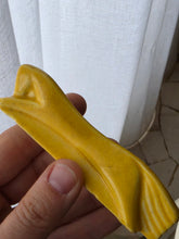 Load image into Gallery viewer, Poggia coltello in ceramica smaltata gialla anni 50
