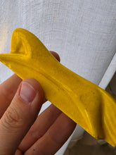 Load image into Gallery viewer, Poggia coltello in ceramica smaltata gialla anni 50
