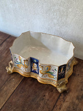 Load image into Gallery viewer, Cofanetto in maiolica policrona con decorazione fitta a grottesche e putto in cima
